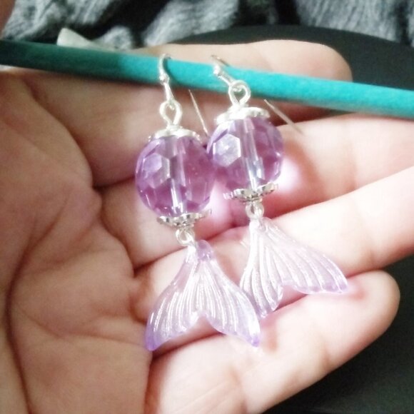 🍂🍁🍃 3/$25! Ultimate Mermaids & Fish Tails! Lilac Dangle Earrings - Picture 4 of 8